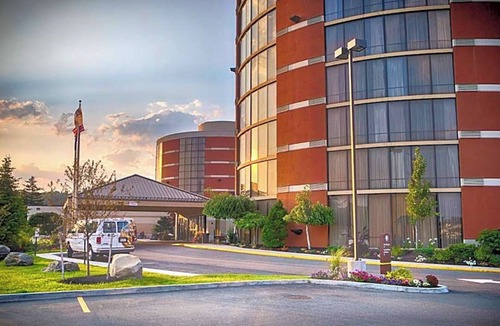 South Portland Hotel | King Suite w/Sofabed Near Portland Dining, Shops & Airport Shuttle