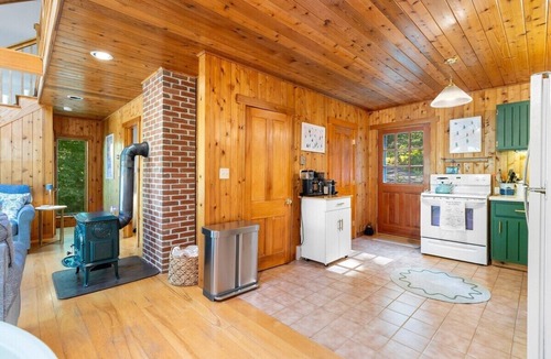 Jefferson House | Kinney Cabin: 5-Bedroom Lakefront Home
