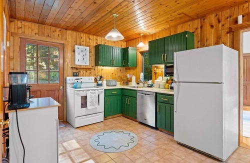 Jefferson House | Kinney Cabin: 5-Bedroom Lakefront Home