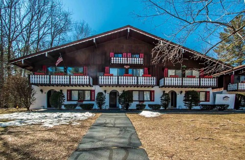 Jackson Condo | Knotty Chipmunk - Golf, Outdoor Pool + Story Land