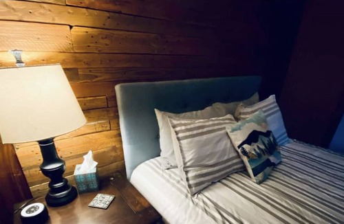 Huffman - O' Malley Apartment | Kodiak Kave- Sleeps 5, hot tub, S. Anch close to amenities!