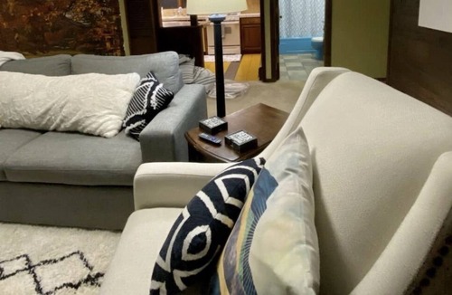 Huffman - O' Malley Apartment | Kodiak Kave- Sleeps 5, hot tub, S. Anch close to amenities!