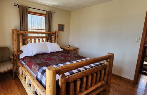 Huttonsville Cabin | Kumbrabow Remote OffGrid Fireplace 3DTour Solar