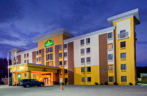 Blue Creek Hotel | La Quinta by Wyndham Elkview - Charleston NE