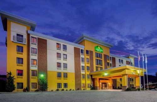 Blue Creek Hotel | La Quinta by Wyndham Elkview - Charleston NE