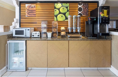 Moon Township Hotel | La Quinta Inn by Wyndham Pittsburgh Airport
