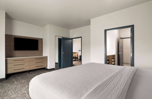Forest Hill Hotel | La Quinta Inn & Suites by Wyndham Ft. Worth - Forest Hill TX