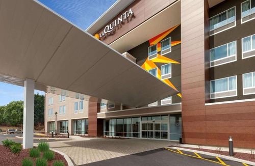 Scotchtown Hotel | La Quinta Inn & Suites by Wyndham Middletown-Goshen