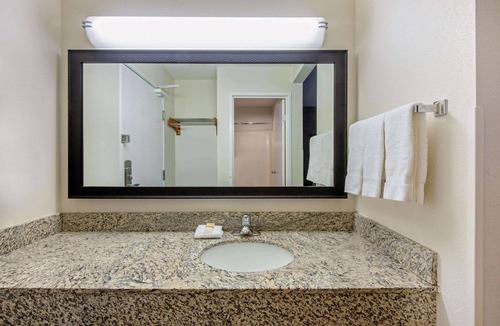 Harrisburg - Hershey Hotel | La Quinta Inn & Suites by Wyndham Harrisburg Airport Hershey