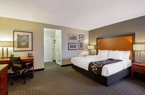 Harrisburg - Hershey Hotel | La Quinta Inn & Suites by Wyndham Harrisburg Airport Hershey
