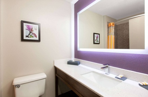 Blue Springs Hotel | La Quinta Inn & Suites by Wyndham Blue Springs
