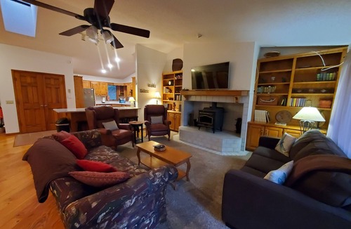 Lost Bridge Village House | Lake Escape-Lakefront-Marina Nearby & Big TV's-Pool Table