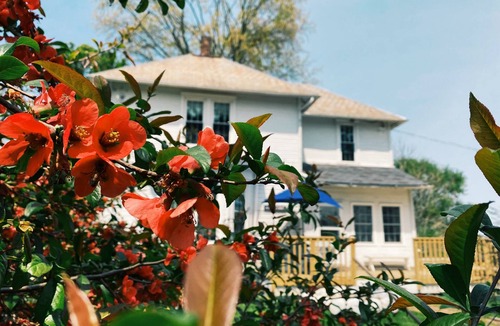 Hartville Hotel | LAKE FRONT beautiful 18th century restored home, modern amenities PRIME LOCATION