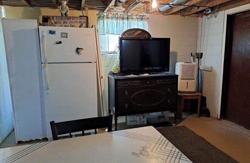 Senecaville Cabin | Lake Front Cabin on Seneca Lake. Come play in the lake. Sleeps 8, 5 beds