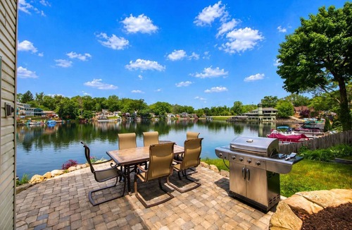 Portage Lakes House | Lake Front - Kayaks - Huge Game Room - Sleeps 8