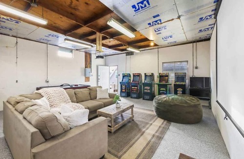 Portage Lakes House | Lake Front - Kayaks - Huge Game Room - Sleeps 8
