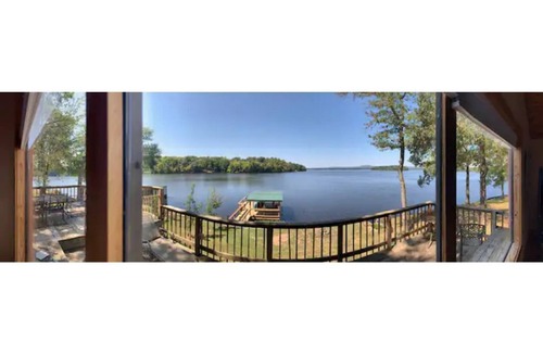 Houston House | Lake house with million dollar view & hot tub