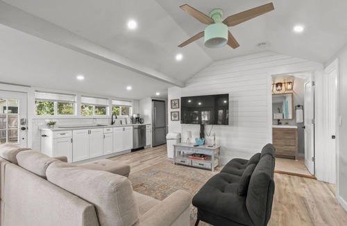 Plymouth Cottage | Lake View | Water Access | Deck | Firepit-AC-Kayak