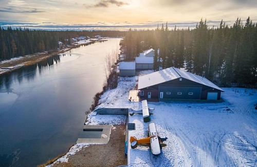 North Pole Apartment | Lakefront Aviators Aurora Retreat