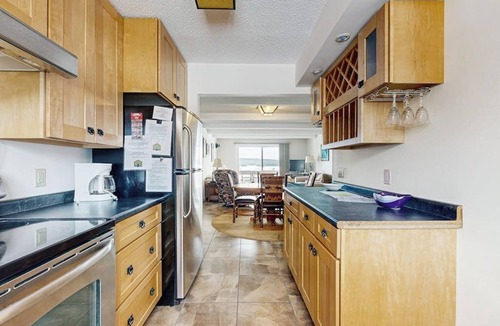 Greenville Junction House | Lakefront condo on the golf course w/sweeping views & beach access