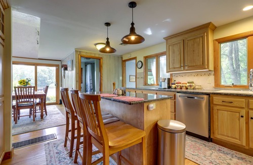 Mansfield Depot Cottage | Lakefront Connecticut Retreat Near UConn