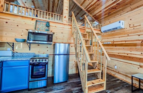 Checotah Cabin | Lakefront Cottage at Belle Starr Marina