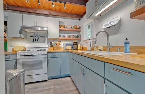 Lake Arrowhead House | Lakefront cottage | Indoor Pools | Kayaks
