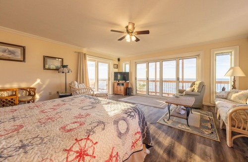 Willowick Cottage | Lakefront cottage with amazing views
