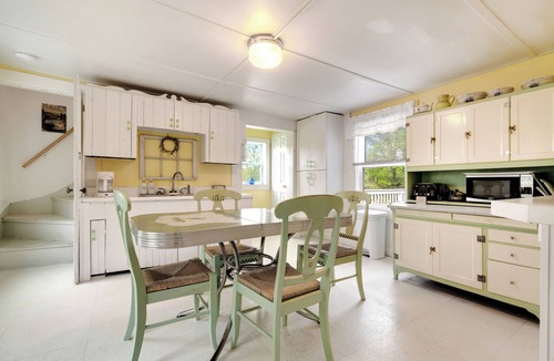 Limerick House | Lakefront cottage with Private Dock and Kayaks