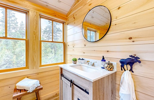 Northeast Somerset Apartment | Lakefront, dog-friendly studio with firepit and lake & mountain views