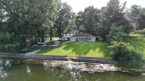 Portage Lakes House | Lakefront Escape- Hot Tub & Putt-Putt
