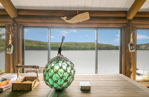 Holmes Cabin | Lakefront Escape with Gorgeous Views a Short Trip from New York City!