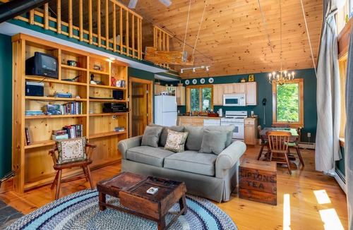 Hyde Park House | Lakefront Guest Cottage at Ondine Estate
