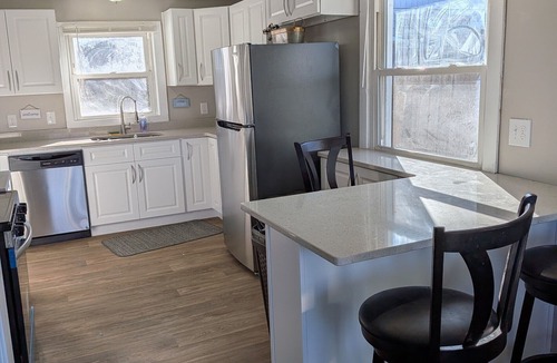 Newbury House | Lakefront Haven w/50-ft Dock 4BR Near Punderson Park & Amish Country EV Charger