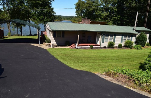 Se Ree House | Lakefront home ready for your vacation! Best spot on Rough River Lake!