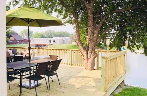 Elwood House | Lakefront Home-Sleeps 10, Private Dock, Kayaks, Family Friendly