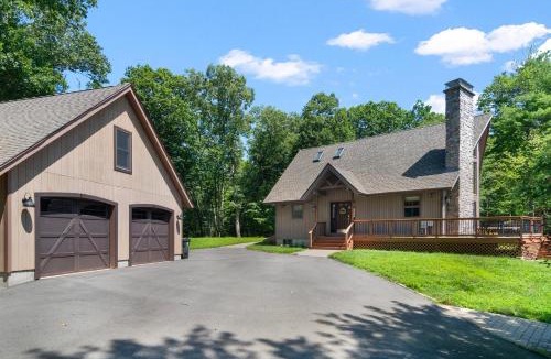 Burrillville House | Lakefront-Hot Tub Gym Kayaks Paddleboards