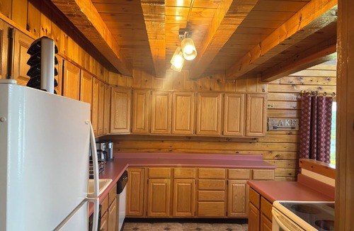 Whitingham Cabin | Lakefront House with Stunning Views and Great Room