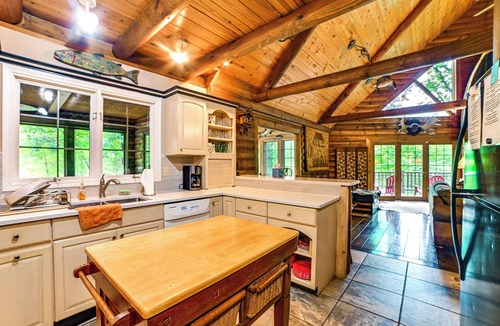 Kuttawa Cabin | Lakefront Kuttawa Cabin w/Private Dock & Hot Tub!