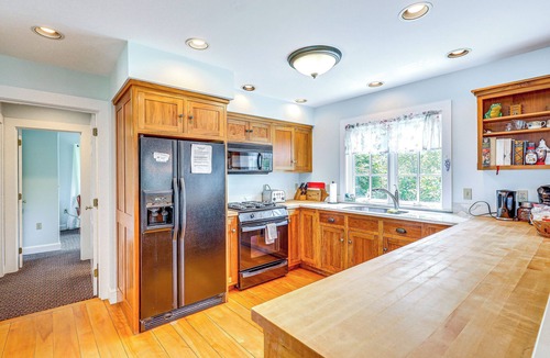New London House | Lakefront New London Retreat w/Dock & Hot Tub!