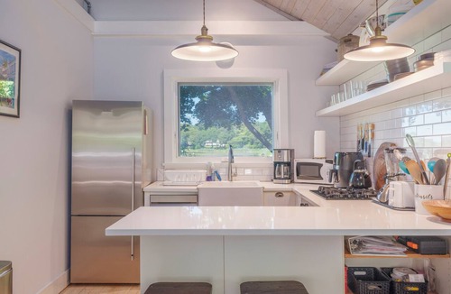 East Marion Cabin | Lakefront North Fork Cottage, walkable to public beach