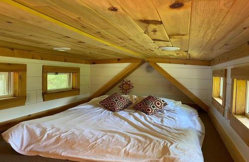 Woodridge House | Lakefront tiny home canoe fun