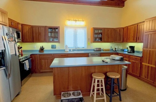 South Hero House | Lakefront Water View Cottage: Sandy beach, dog friendly, bocce & AC