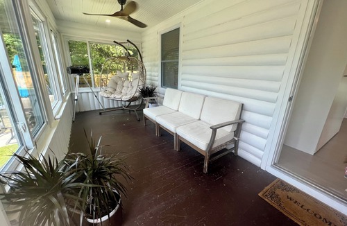 New Fairfield House | Lakehouse Boat Dock, Kayaks, Fire-Pit, Pool Table, Air Hockey, Hammock, King Bed