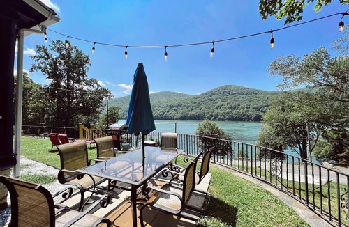 New Fairfield House | Lakehouse Boat Dock, Kayaks, Fire-Pit, Pool Table, Air Hockey, Hammock, King Bed