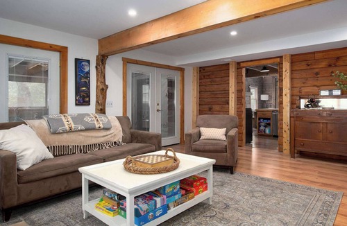 Sherwood Forest House | Lakes & Leisure: Spacious Berkshire Getaway