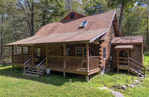 Sherwood Forest House | Lakes & Leisure: Spacious Berkshire Getaway