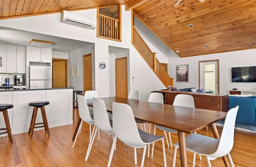 Becket House | Lakeside 3-BR Berkshires Residence