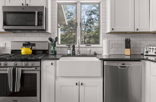 Becket House | Lakeside 3-BR Berkshires Residence
