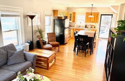 Wakefield House | Lakeside Condo, 5min walk to charming small town and 20min train to Boston